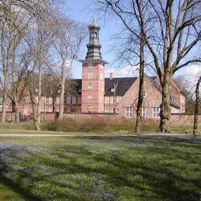 Schloss mit Krokusbl&uuml;te