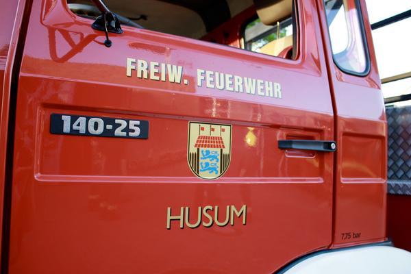 FF Husum Schriftzug Wagent&uuml;r
