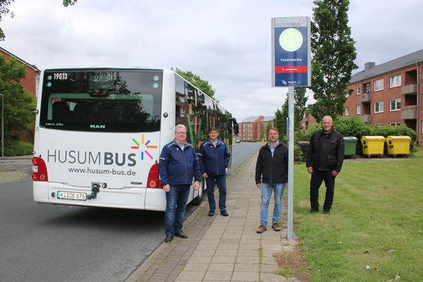 HusumBus Neue Haltestellenschilder