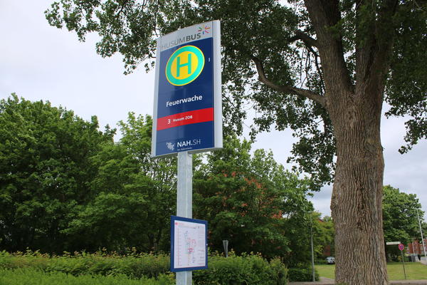 HusumBus Neue Haltestellenschilder und Fahrpl&auml;ne