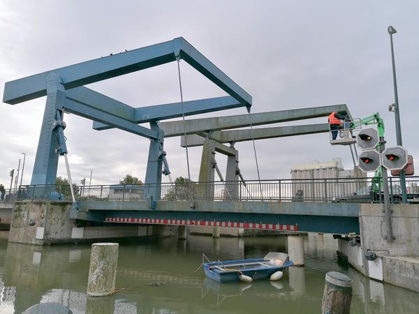 Hafenklappbr&uuml;cke 12