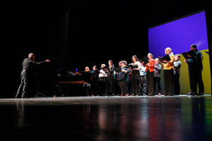 Der Opernchor des Schleswig-Holsteinischen Landestheaters und Sinfonieorchesters