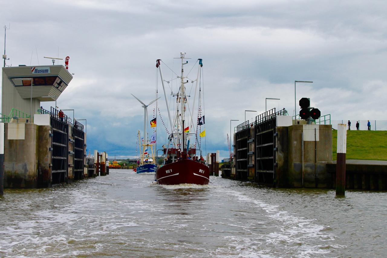 Krabbenkutter passieren das Sperrwerk