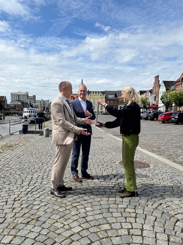 &Uuml;bergabe Scheck Karin und Peter Cohrs-Stiftung