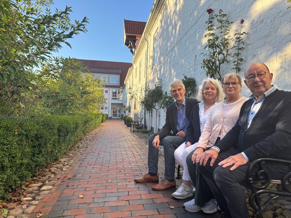 (von rechts) Das derzeitige Speisemeisterpaar, J&uuml;rgen und Marion Gutbier, sowie das Klostervorsteherpaar, Doris Christiansen und Hans Pahl-Christiansen.