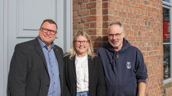 Aufsichtsratsvorsitzender J&ouml;rn Zimmermann (links) und sein Stellvertreter, Karl-Heinz H&auml;uber, freuen sich auf die Zusammenarbeit mit Melanie Trotier.