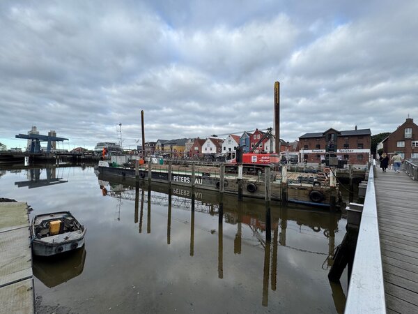 Mit der heutigen Ankunft des Pontons im Binnenhafen beginnen die Vorbereitungen f&uuml;r die Sanierung der Fu&szlig;g&auml;ngerklappbr&uuml;cke.