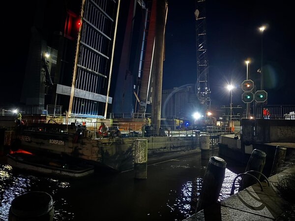 Der Ponton musste auch die Hafenklappbr&uuml;cke passieren.