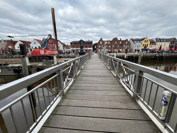 Die Fu&szlig;g&auml;ngerklappbr&uuml;cke am Binnenhafen.