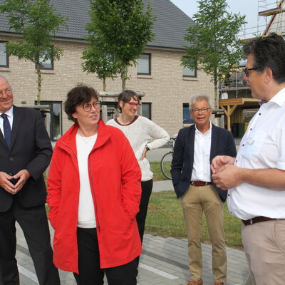 Bauamtsleiter J&ouml;rg Schlindwein (r.) im Gespr&auml;ch mit Christian Czock, Innenministerin Dr. Sabine S&uuml;tterlin-Waack, Dr. Barbara Ganter und Peter Empen (v.l.n.r.).