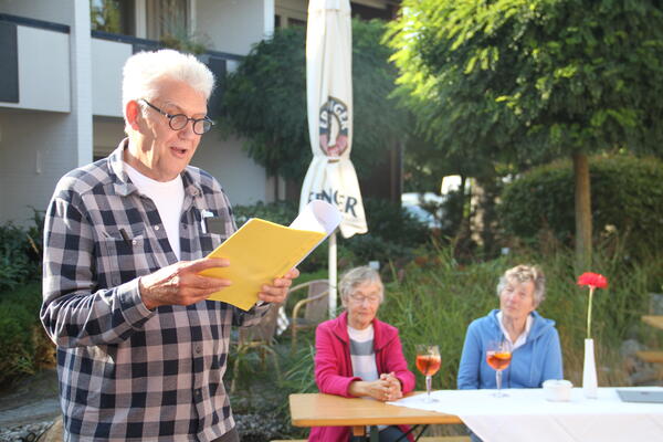 Offene Hinterh&ouml;fe: Peter Buschkow liest heitere Anekdoten