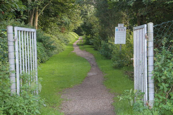 Mia-Ketelsen-Weg: Zugang zum Friedhof