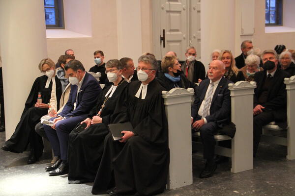 Festgottesdienst: Sitzb&auml;nke