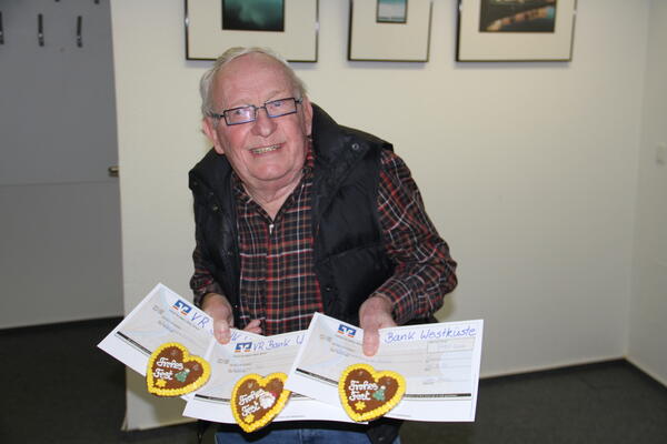 Dieter Hansen mit Spenden-Schecks